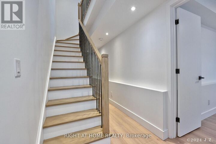 Property Photo:  50A Lanark Avenue Coachhs  ON M6C 2B4 