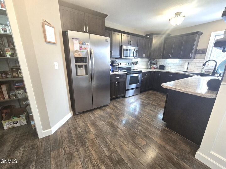 Property Photo: 1526 Cimarron Drive ND 58503