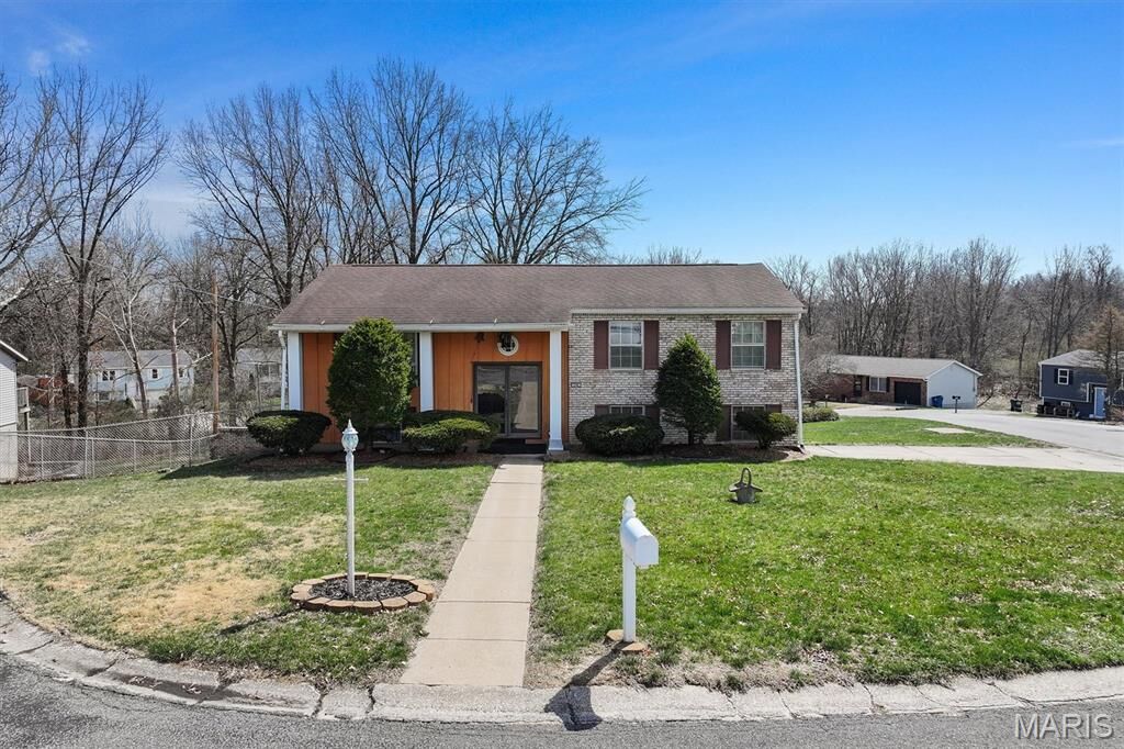 Property Photo:  208 Pine Ridge Drive  IL 62035 