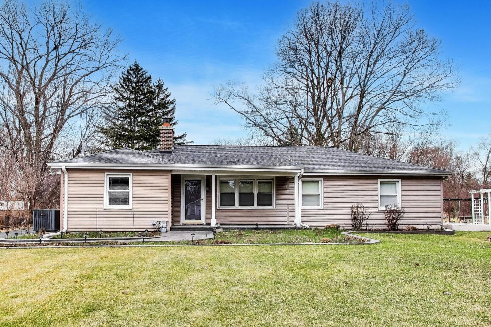 Property Photo: 7 Alton Road IL 60070