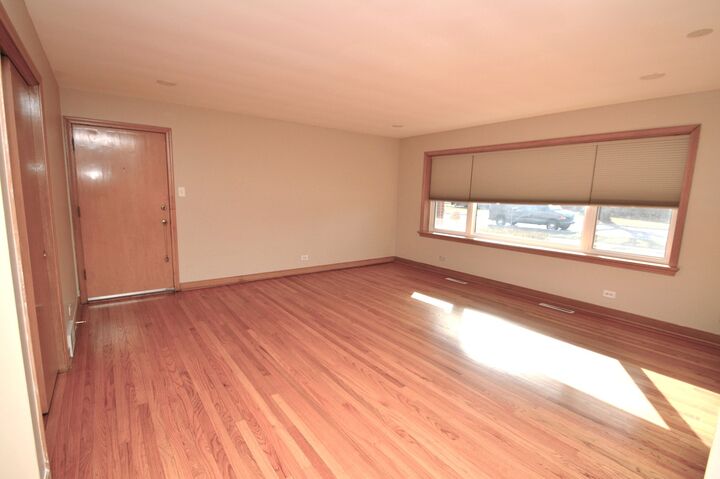 Property Photo: 1461 Balmoral Avenue 1N IL 60154