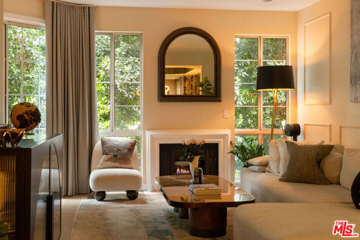 Property Photo: 585 N Rossmore Avenue 407 CA 90004