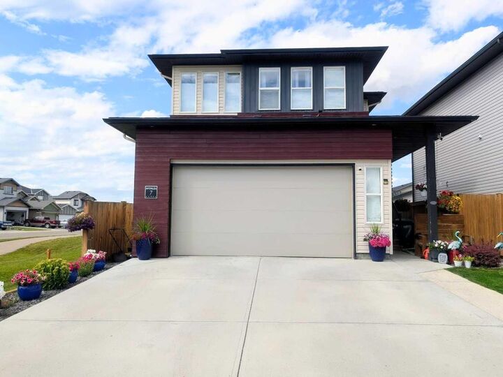 Property Photo:  7 Greywolf Road N  AB T1H 7E8 