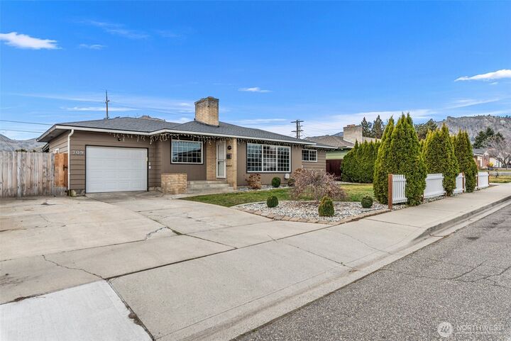 Property Photo:  709  Schons Place  WA 98801 