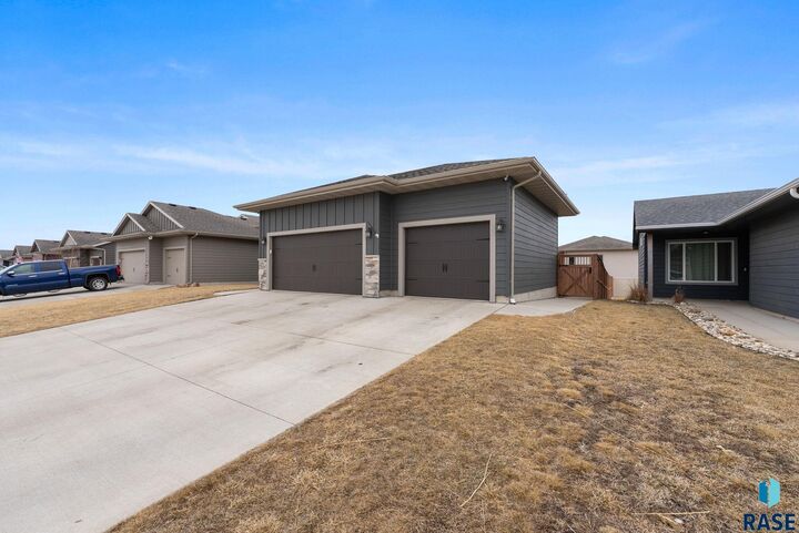 Property Photo:  2229 S Creekview Ave  SD 57106 