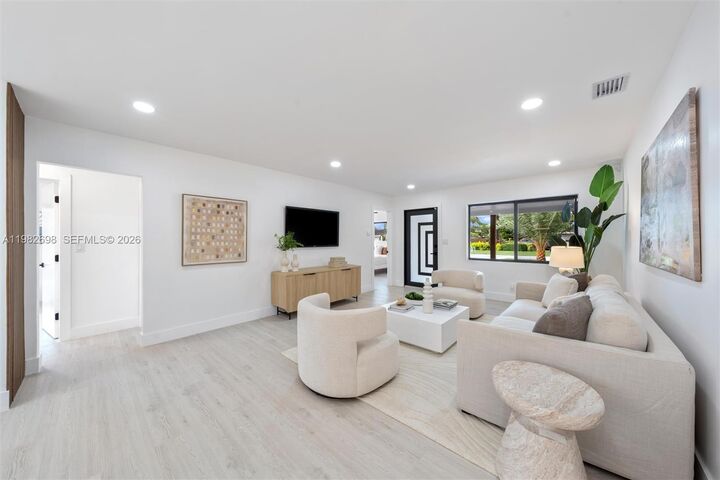 Property Photo:  1305 N 31st Rd  FL 33021 