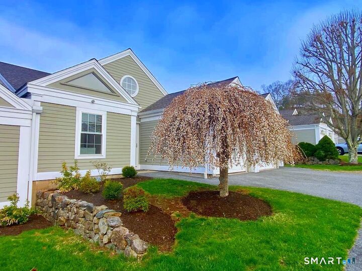 Property Photo:  8 Saint George Place 8  CT 06482 