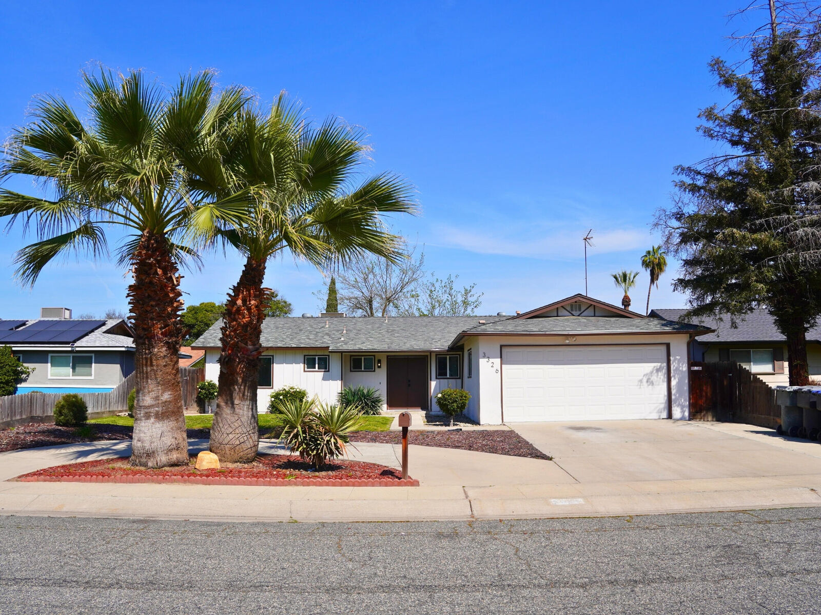 Property Photo: 3326 W Fairview Avenue CA 93277