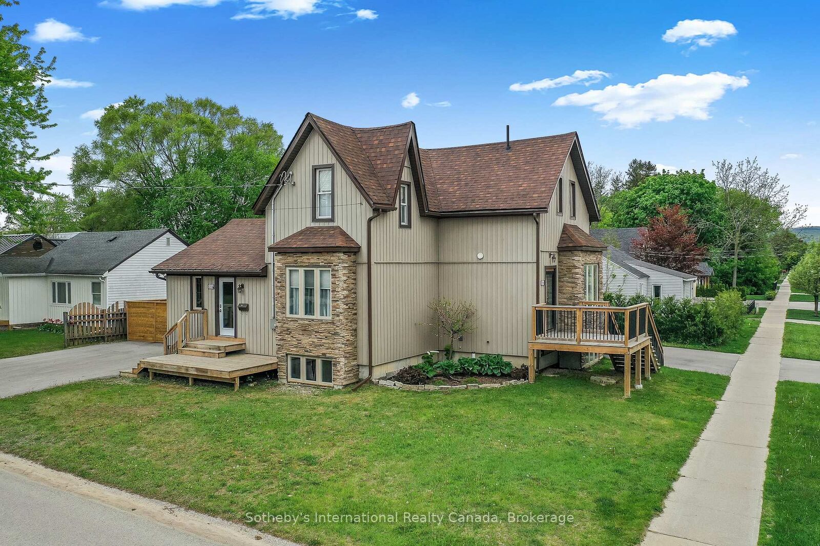 Property Photo: 218 Fifth Street A&Ampb ON L9Y 1X6