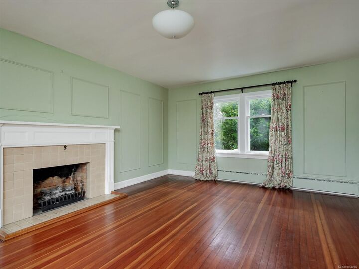 Photo de la propriété:  3311 Richmond Rd  BC V8P 4P3 