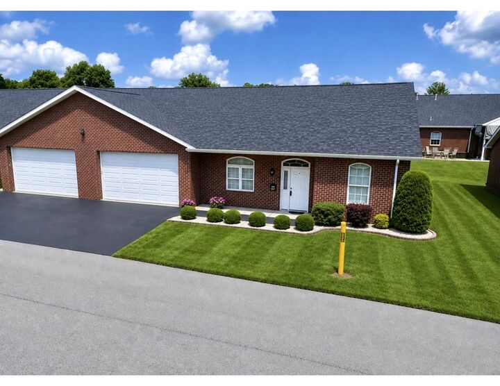 Property Photo:  909 Valentina Ln  PA 15068 