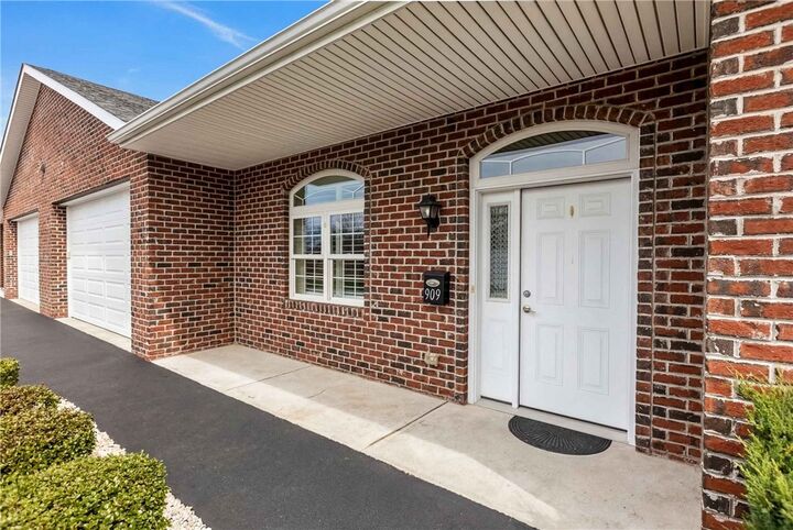 Property Photo:  909 Valentina Ln  PA 15068 