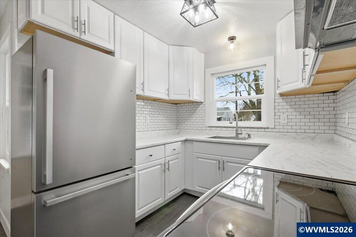 Property Photo:  1084 24th St  OR 97301 