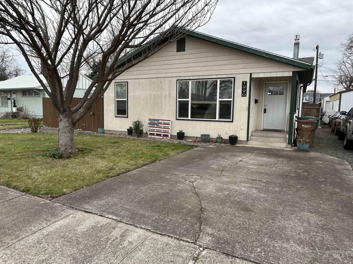 Property Photo:  1220 4th St  WA 99403 