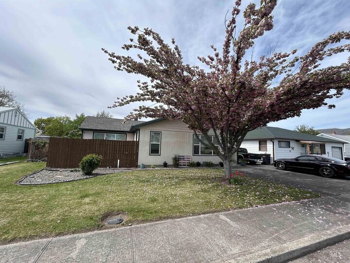 Property Photo:  1220 4th St  WA 99403 