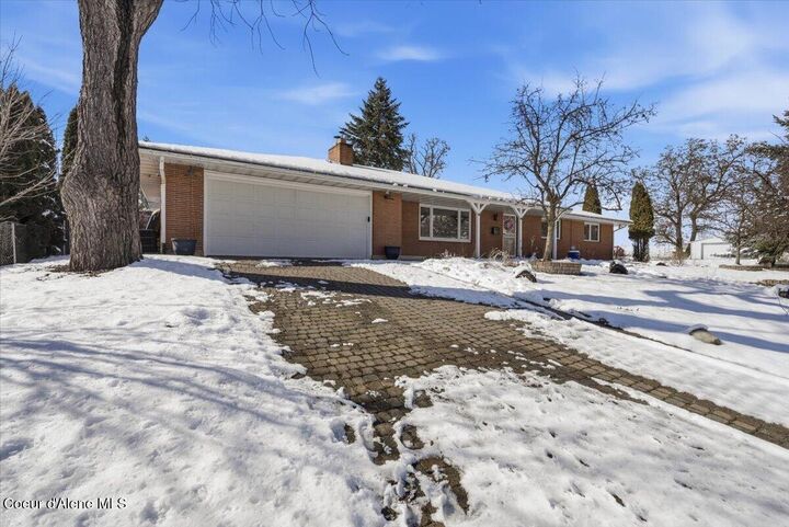 Property Photo:  720 Buena Vista St  WA 99004 