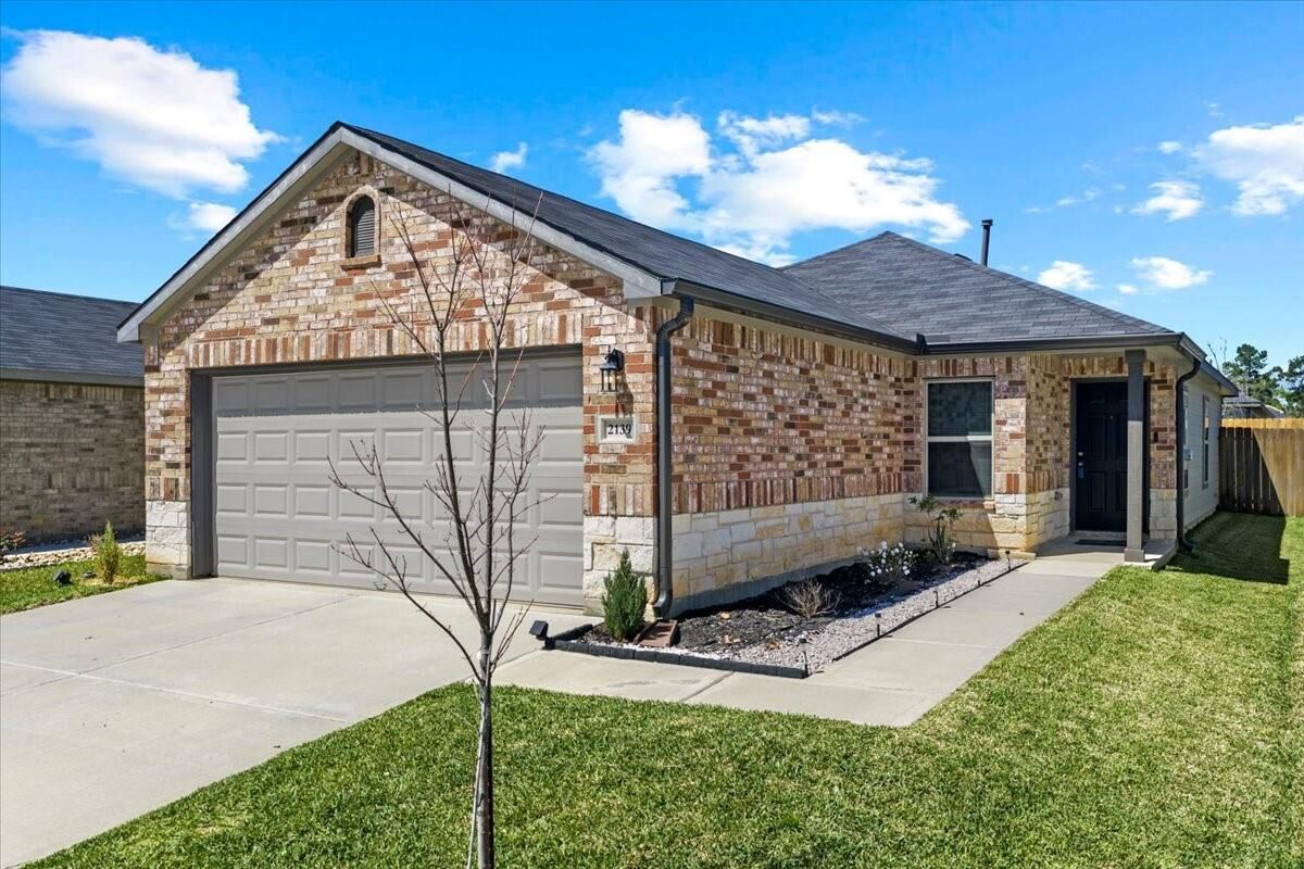 Property Photo: 2139 Twisted Cedar Court TX 77301