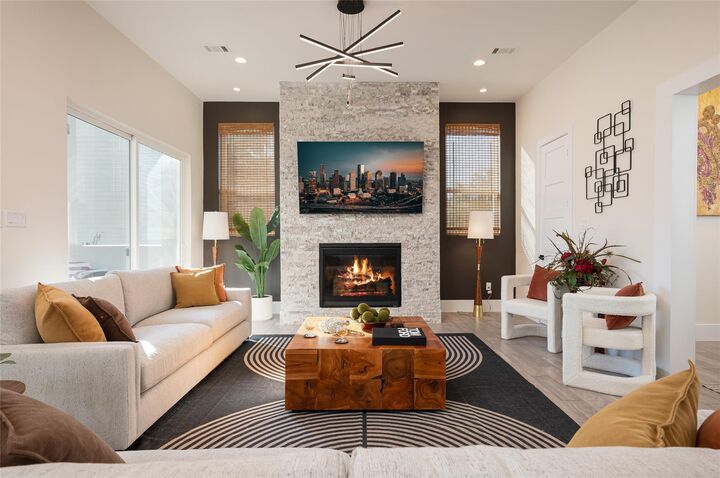 Property Photo:  913 Thompson Street  TX 77007 