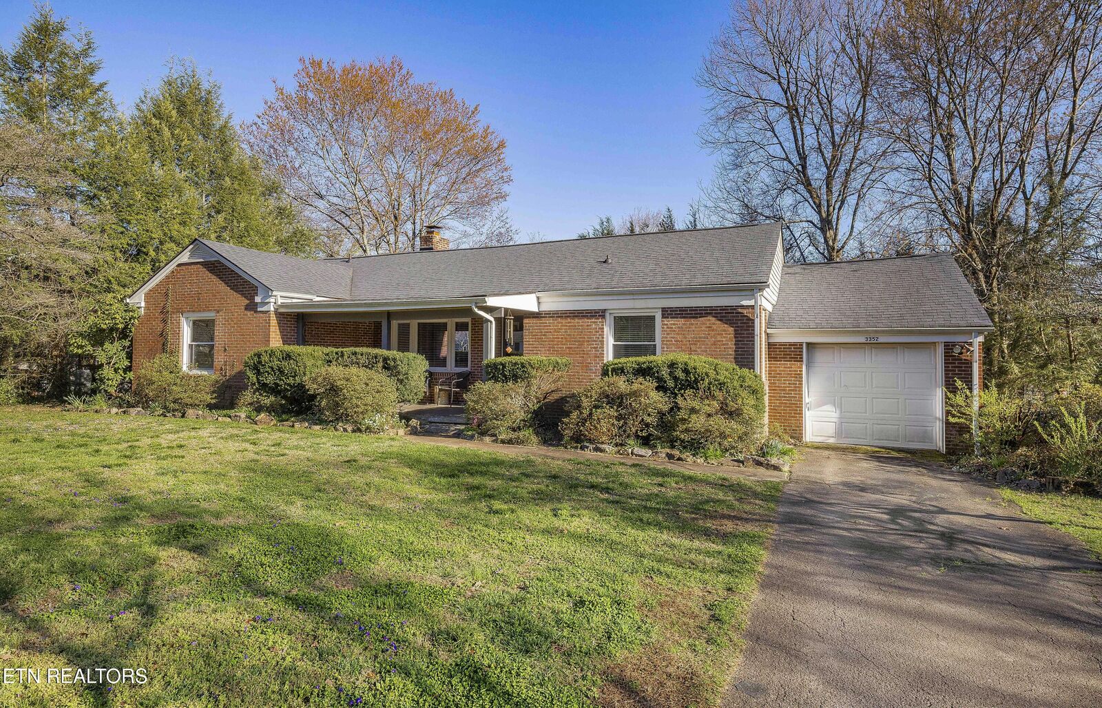 Property Photo: 3352 NE Kenilworth Lane TN 37917