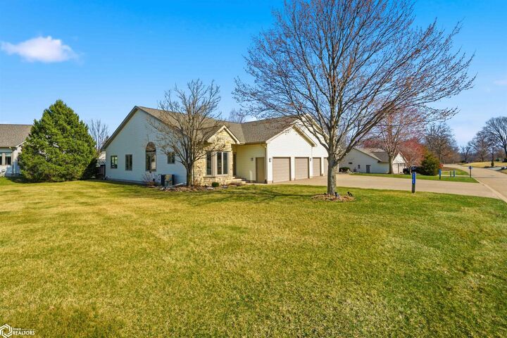 Property Photo:  5569 Oak Hills Drive  IA 52601 