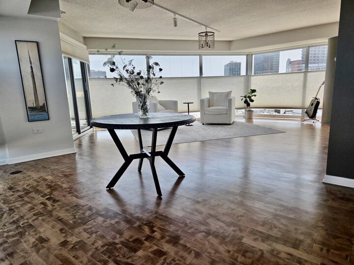 Property Photo: 1720 Maple Avenue 910 IL 60201