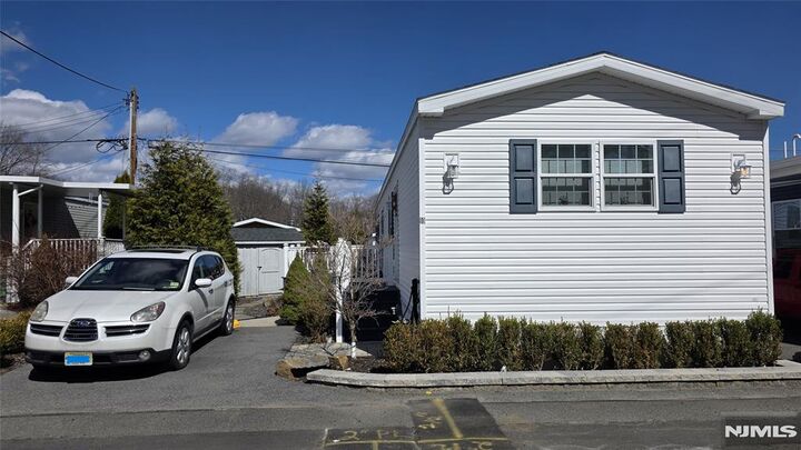 Property Photo:  10 Makepeace Drive  NJ 07438 