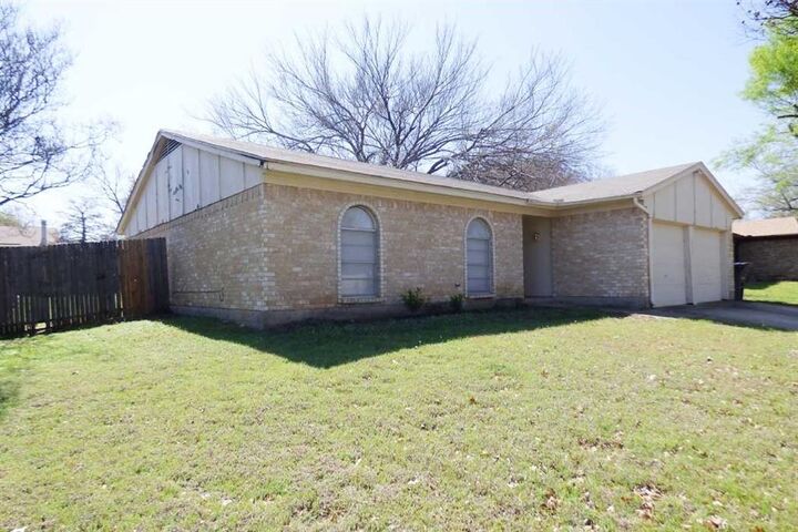 Property Photo:  533 Annapolis Drive  TX 76108 