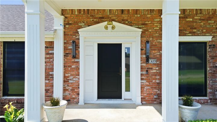 Property Photo: 1409 Oaks Manor Drive AR 72703