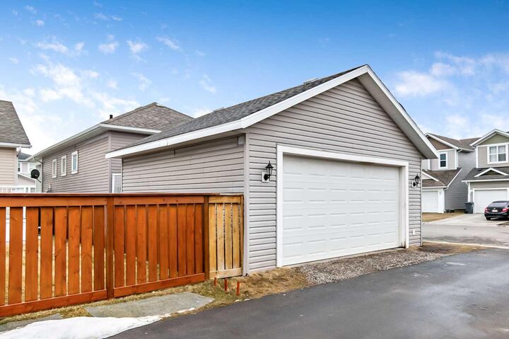 Property Photo:  14 Sunrise Crescent NE  AB T1V 1B9 