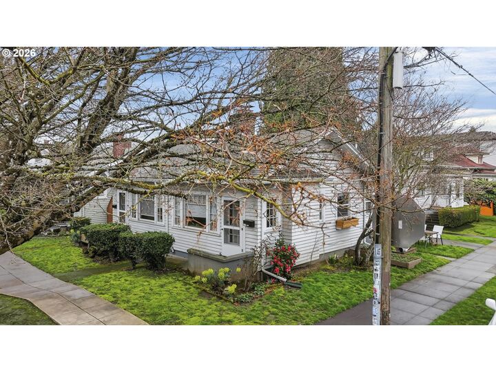 Property Photo:  2202 NE Everett St  OR 97232 