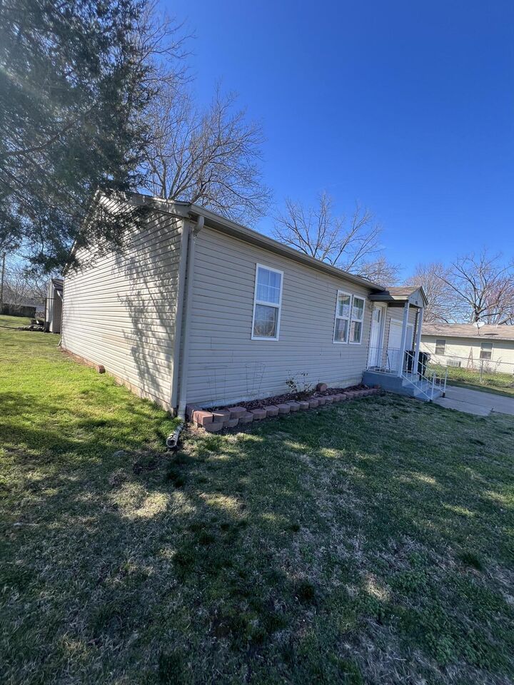 Property Photo:  905 S Griffith Avenue  MO 65605 