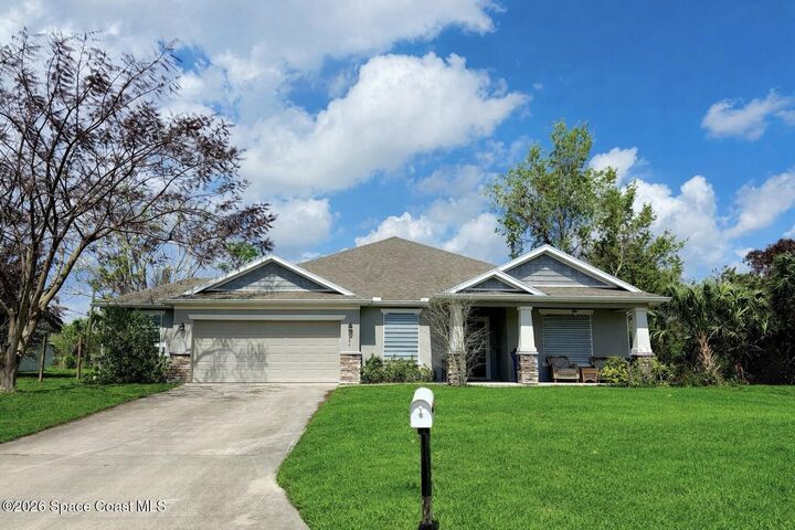 Property Photo: 1706 Elmhurst Circle SE FL 32909