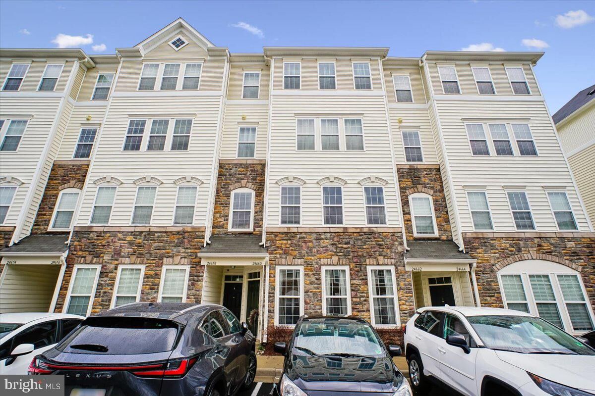 Property Photo:  24660 Byrne Meadow Square  VA 20105 