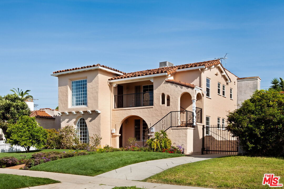 Property Photo: 8553 Pickford St CA 90035