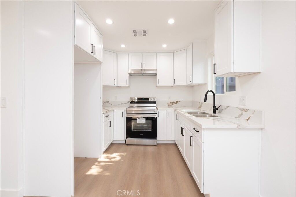 Property Photo:  5739 S St Andrews Pl 1/2  CA 90062 