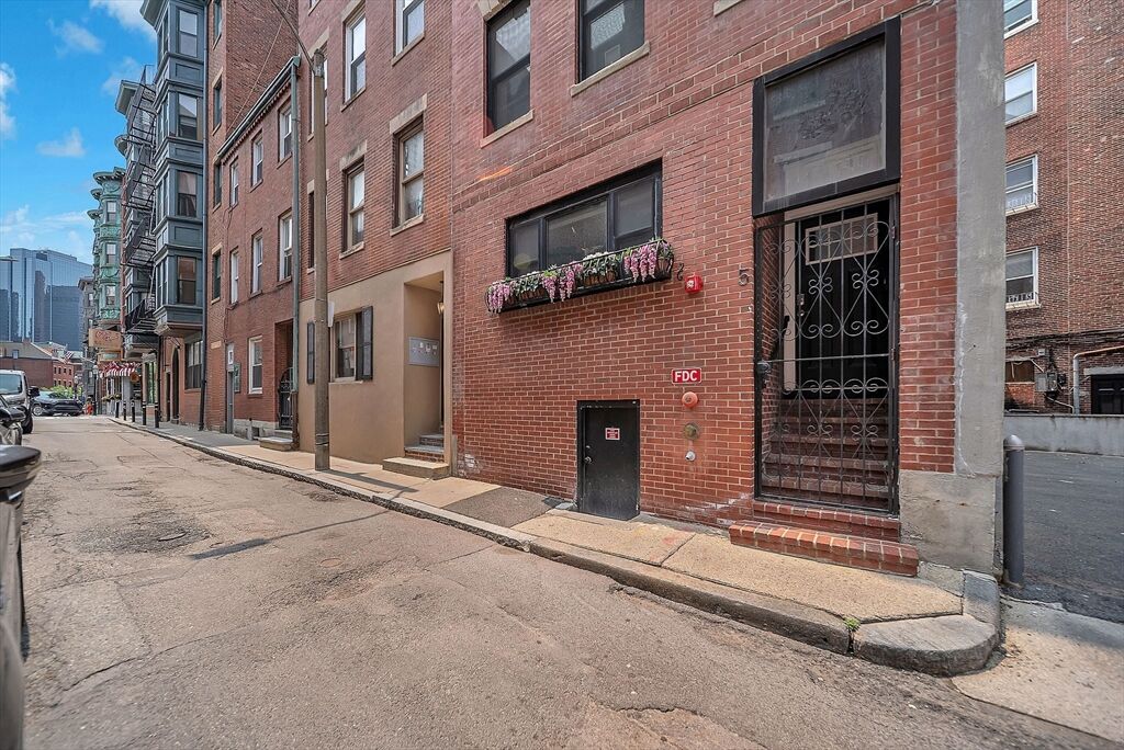 Property Photo:  5 Garden Ct 3  MA 02113 