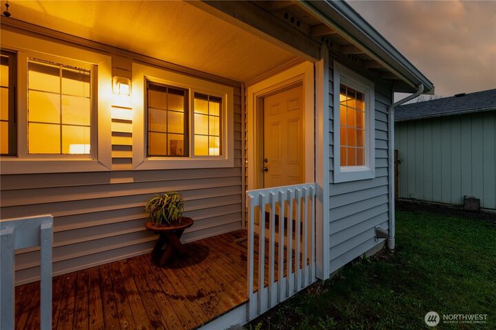 Property Photo:  512  Walnut Avenue  WA 98294 