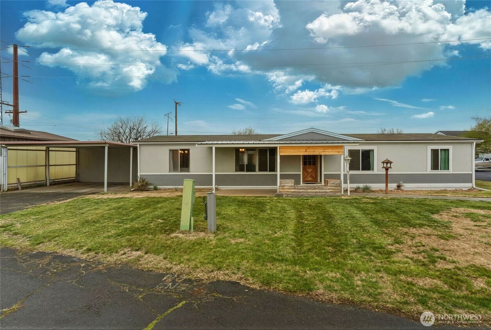 Property Photo:  806 SE Mockingbird Drive  WA 99324 