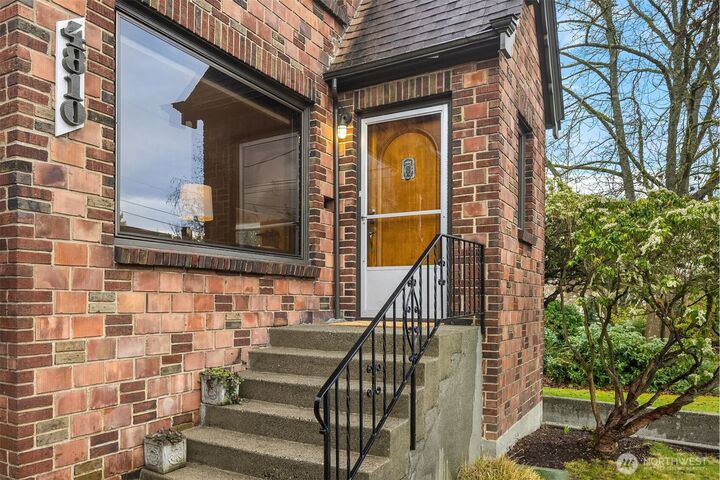 Property Photo:  4810  38th Avenue NE  WA 98105 