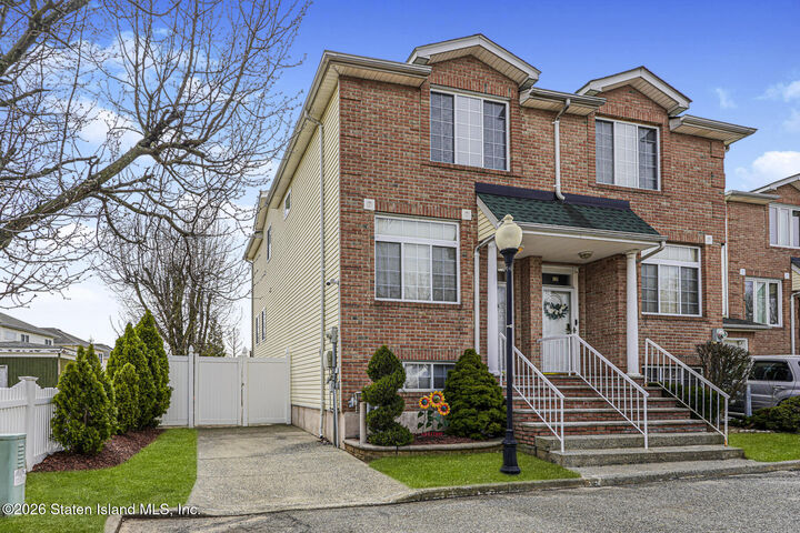 Property Photo:  10 Dunhill Lane  NY 10309 