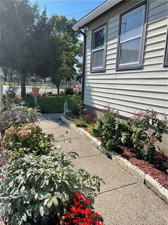 Property Photo: 115 Oak Street 1 CT 06604