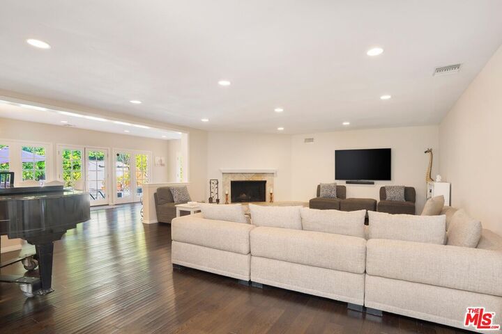 Property Photo:  16155 Otsego St  CA 91436 