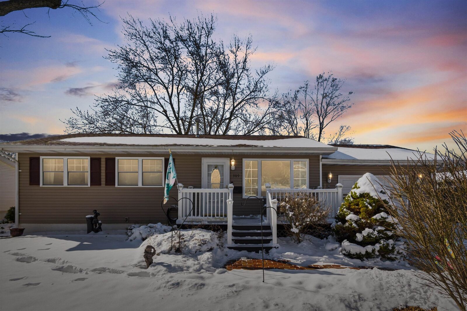 Property Photo:  309 Northbrook Drive  IA 52806 