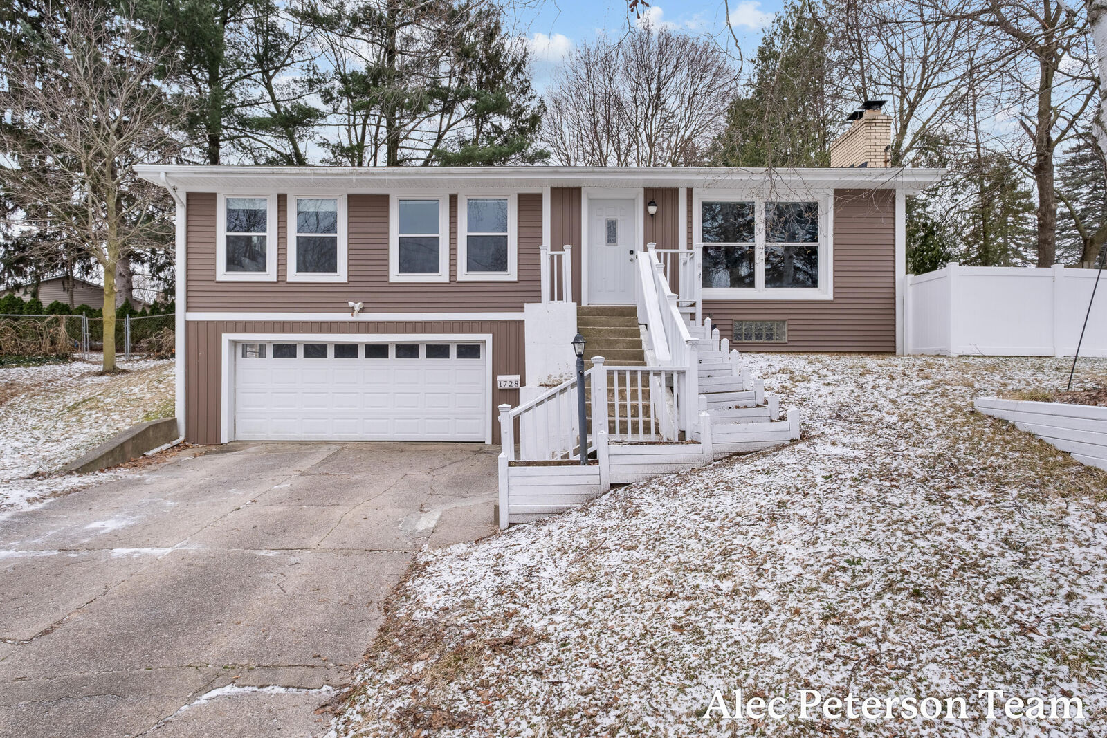 Property Photo:  1728 Lenora Terrace NW  MI 49504 