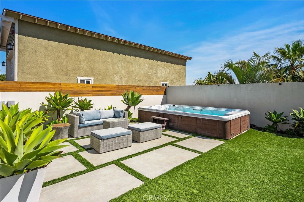 Property Photo:  1104 Palm Lane  CA 90278 