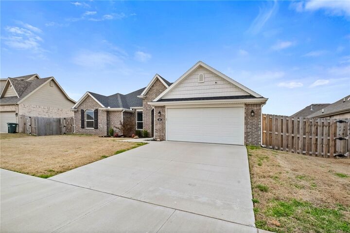 Property Photo:  60 N Manhattan Way  AR 72704 