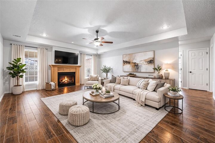 Property Photo:  801 Pinoak Street  AR 72719 