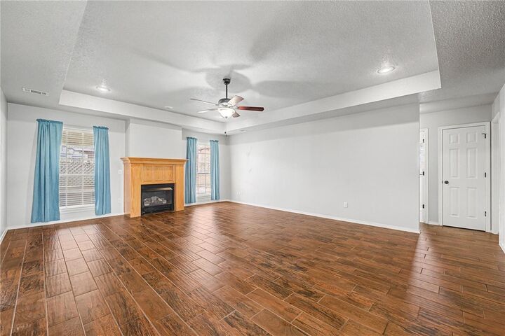 Property Photo:  801 Pinoak Street  AR 72719 