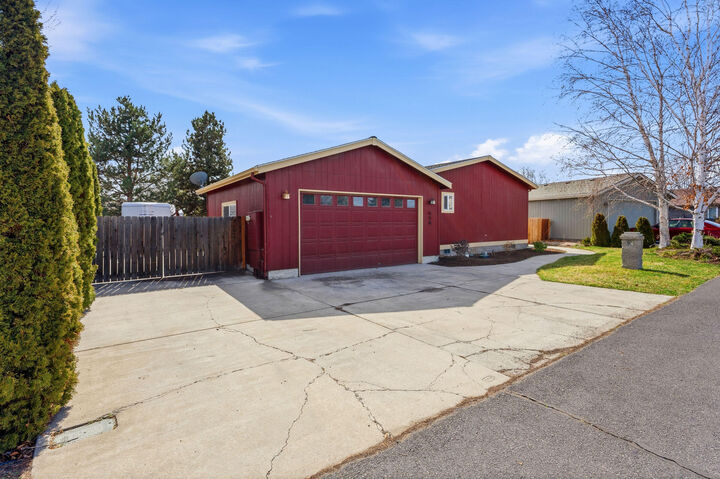 Property Photo:  658 NE Shoshone Drive  OR 97756 