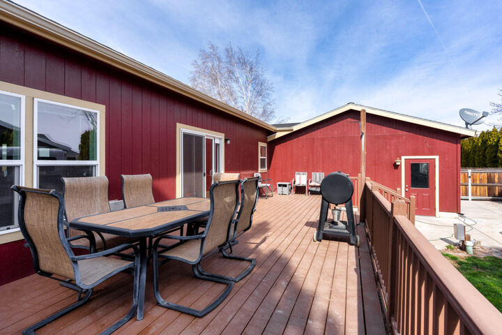Property Photo:  658 NE Shoshone Drive  OR 97756 